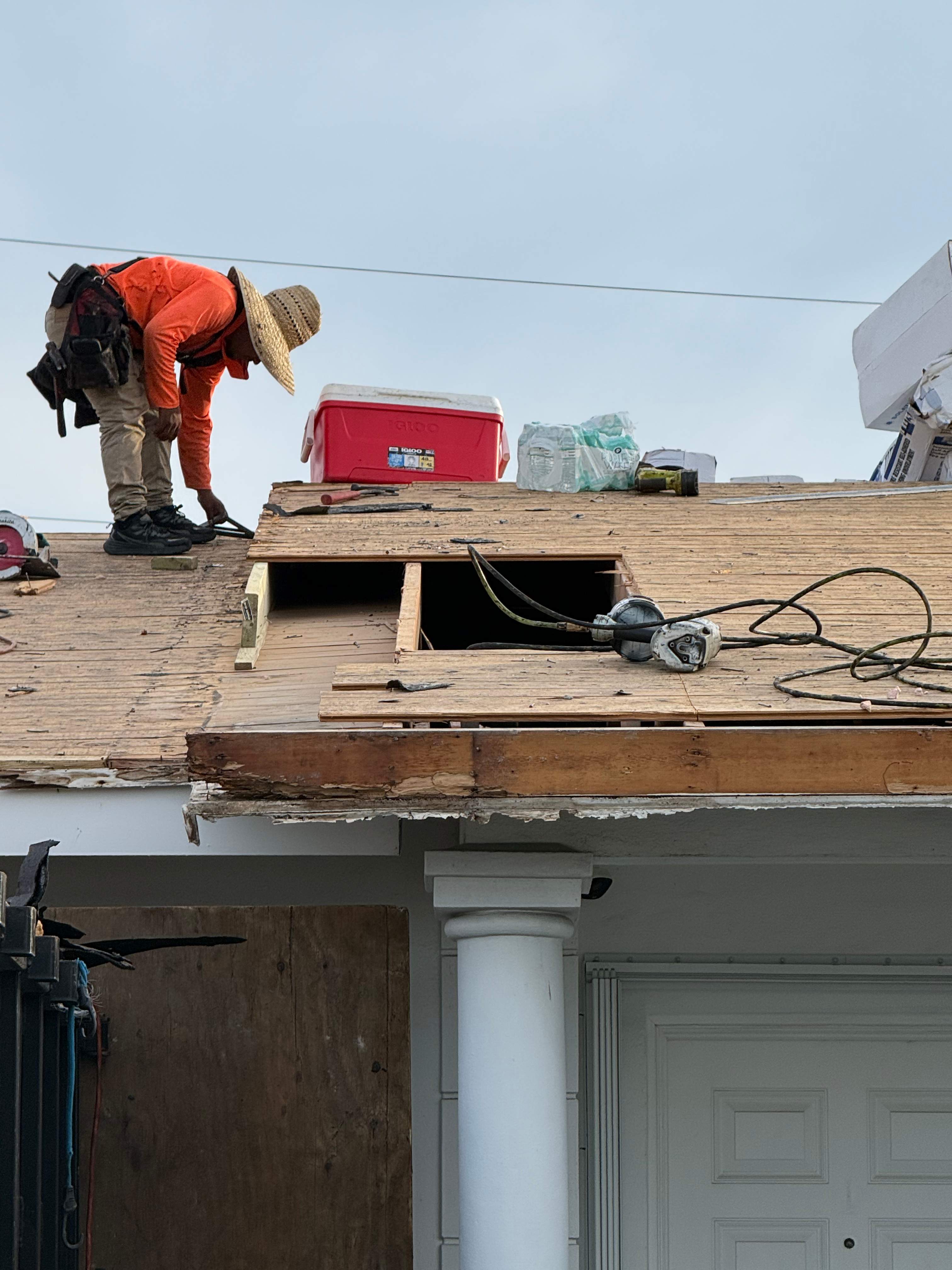 Choosing Between Roof Repair and Full Replacement